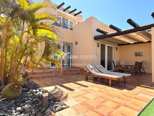 Casa en venta en Adeje, La Caleta. Descubra una excepcional villa de lujo en venta en La Caleta, Costa Adeje, una de las zonas residenciales más prestigiosas y exclu. Casas.