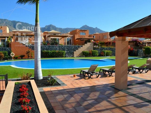 Casa en venta en Adeje, La Caleta. Exclusiva villa en venta en Sunset Golf Villas en La Caleta, Costa Adeje. Casas.