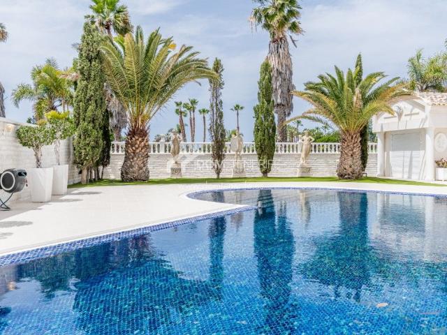 Casa en venta en Adeje, La Caleta. Se presenta esta exclusiva villa de lujo ubicada en el codiciado sur de Tenerife, a pocos pasos de La Caleta y junto al prestigios. Casas.