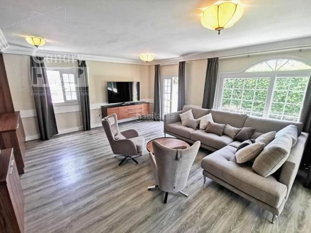 Casa en venta en Adeje, Playa del Duque. Espectacular villa, totalmente renovada y situada en medio de jardines en Costa Adeje. Casas.