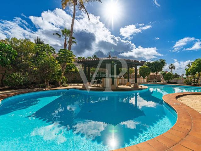 Casa en venta en Adeje, Playa del Duque. Magnífica villa a pocos pasos de la playa del Duque en Costa Adeje. Casas.