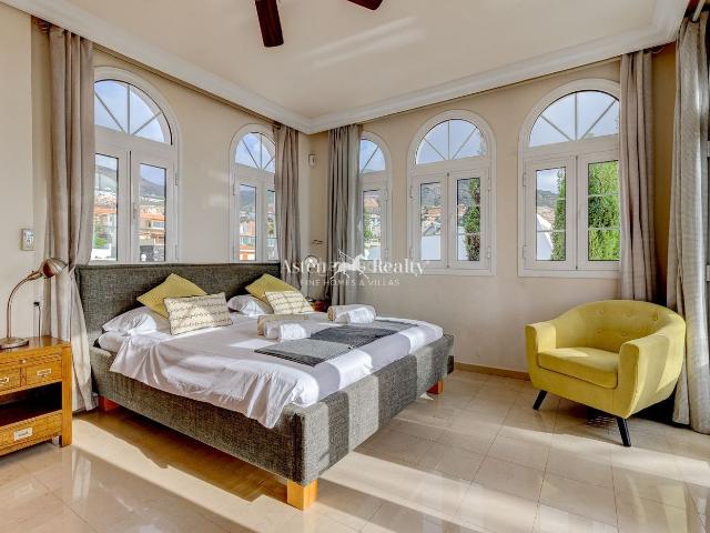 Casa en venta en Adeje, Playa Fañabé Alto. Villa exclusiva con vistas al mar en El Madroñal, elegancia, privacidad y una ubicación privilegiada en Costa Adeje. Casas.
