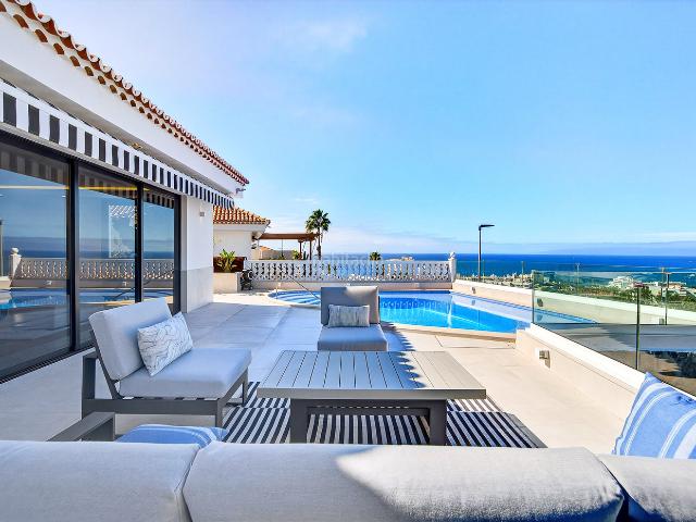 Casa en venta en Adeje, San Eugenio Alto. Casa con piscinas y vistas al mar en Costa Adeje. Casas.