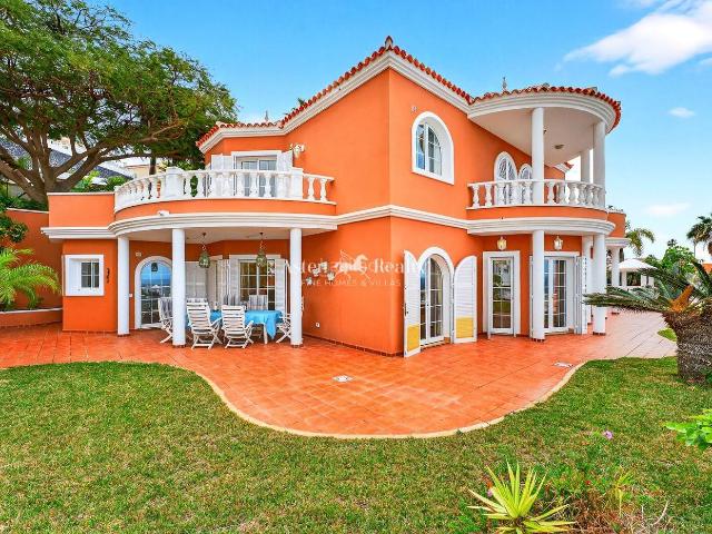 Casa en venta en Adeje, San Eugenio Alto. Exclusividad absoluta en San Eugenio Bajo villa de 5 dormitorios con piscina privada y vistas panorámicas al mar en parcela única. Casas.