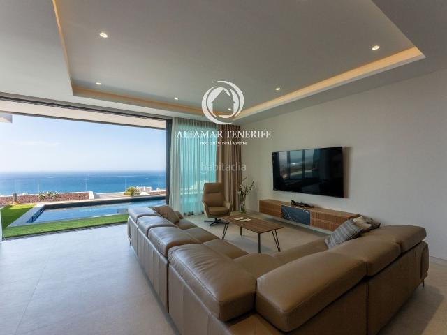 Casa en venta en Adeje, San Eugenio Bajo. Exclusiva Villa de Lujo con Vistas al Mar en Costa Adeje. Casas.