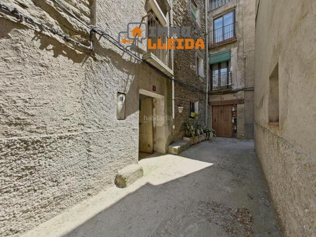 Casa en venta en Àger. Casa de pueblo para reformar con jardín en La Règola Àger Vive el encanto del Montsec. Casas.