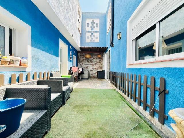 Casa en venta en Águilas, Casco Antiguo. Casa de 5 dormitorios con patio y terraza solarium. Casas.