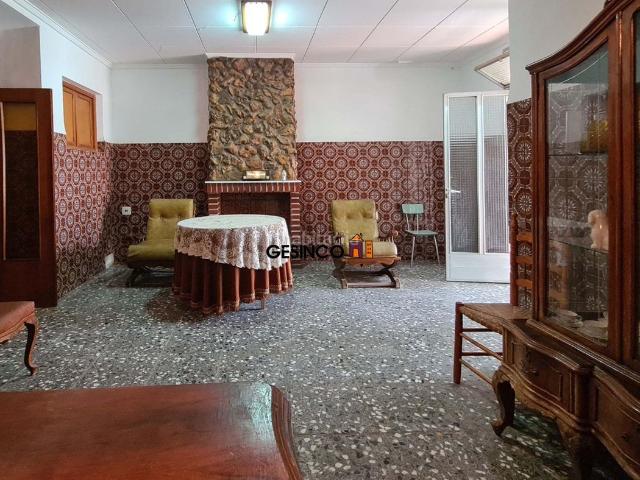 Casa en venta en Aielo de Malferit. CASA CON PATIO Y TERRAZA EN VENTA EN AIELO DE MALFERIT. Casas Aielo de.