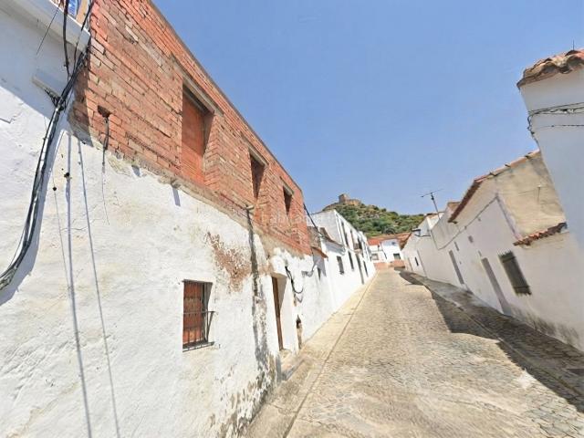 Casa en venta en Alconchel. ¡Gran Oportunidad! Casa Unifamiliar en Bruto con Patio en Alconchel Badajoz. Casas.