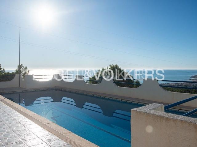 Casa en venta en Alcossebre. Villa con espectaculares vistas al mar y máxima luminosidad en Alcossebre. Casas.