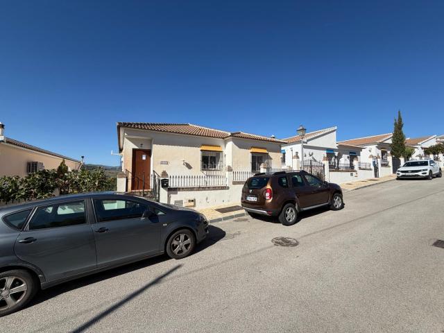 Casa en venta en Alcaucín. Casas.