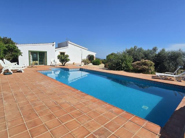 Casa en venta en Alcaucín. Casas.