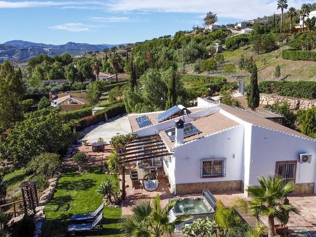 Casa en venta en Alcaucín. Casas.