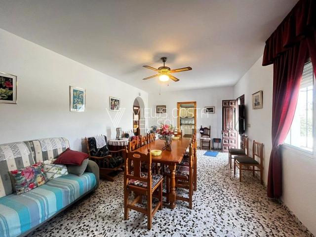 Casa en venta en Alcaucín. Se vende casa de campo con gran parcela y vistas abiertas en Alcaucín, Málaga. Casas.