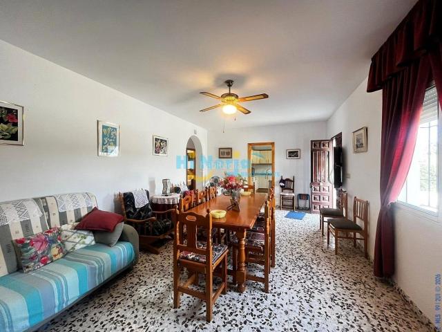 Casa en venta en Alcaucín. Se vende casa de campo con gran parcela y vistas abiertas en Alcaucín, Málaga. Casas.