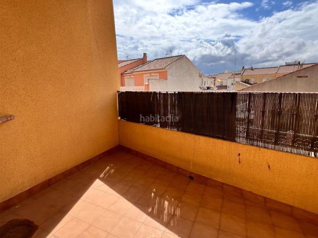 Casa en venta en Alcázares Los, Centro. Dúplex Adosado con Terraza, Garaje y Espacios Luminosos en Los Alcázares Zona Sobrepilar. Casas Alcázares.