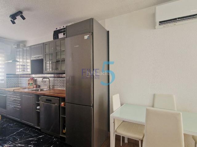 Casa en venta en Alcázares Los, Centro. Encantador bungalow de 2 dormitorios y 1 baño en venta en Los Alcázares Los, Murcia, con terraza, plaza de aparcamiento y comodida. Casas Alcázares.