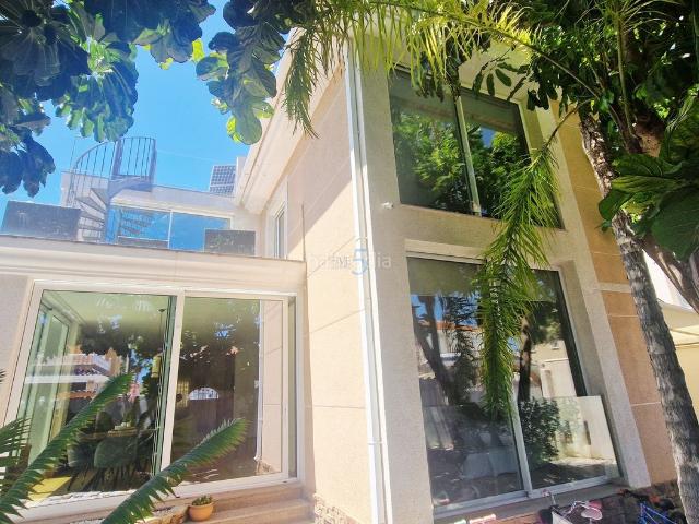 Casa en venta en Alcázares Los, Centro. Villa elegante con piscina privada, terrazas y jardín, idealmente situada en Los Alcázares. Disfruta de comodidad, comodidad y exc. Casas Alcázares.