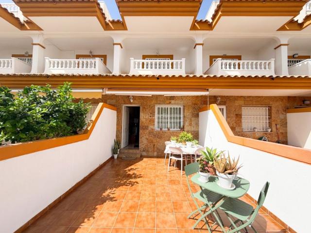 Casa en venta en Alcázares Los, Los Narejos_Punta Calera. Descubre esta fantástica vivienda situada en una de las urbanizaciones más cotizadas de la zona, con piscina comunitaria y una ubi. Casas.