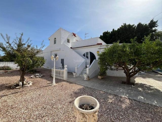 Casa en venta en Alcázares Los, Los Narejos_Punta Calera. Este chalet, ubicado en una amplia parcela de 590 m en la codiciada zona de Oasis de Los Narejos, ofrece un espacio excepcional, v. Casas.