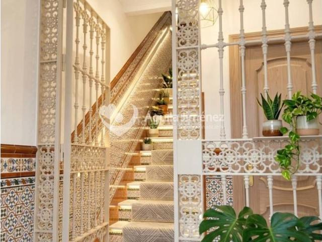 Casa en venta en Alcalá de Guadaira, La Paz. Vivienda con local de 172 m2 en planta baja. Contiene imágenes mejoradas con IA. Casas Alcalá de.
