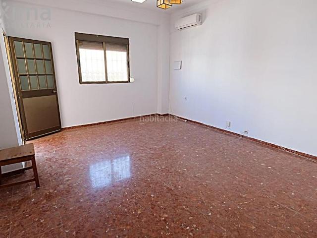 Casa en venta en Alcalá de Guadaira, Los Molinos. Gran casa de 310 m2 con apartamento independiente, garaje y azotea en Santa Lucía. Casas Alcalá de.
