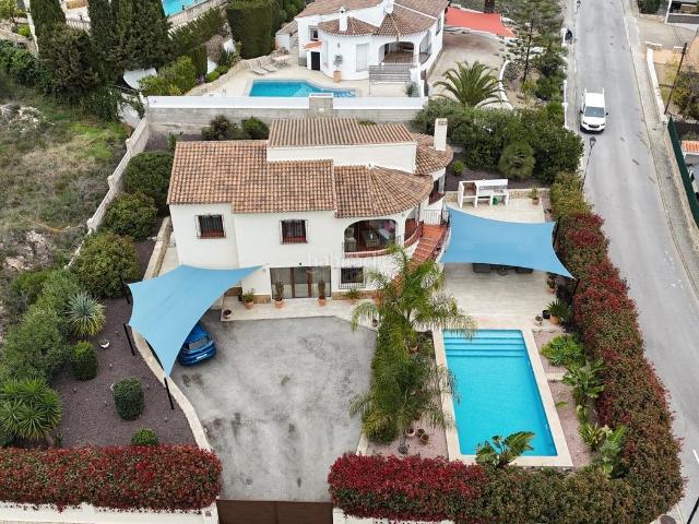 Casa en venta en Alcalalí. Los escalones suben hasta la planta principal de la vivienda, donde una naya cerrada con cortinas plegables crea un espacio versát. Casas.