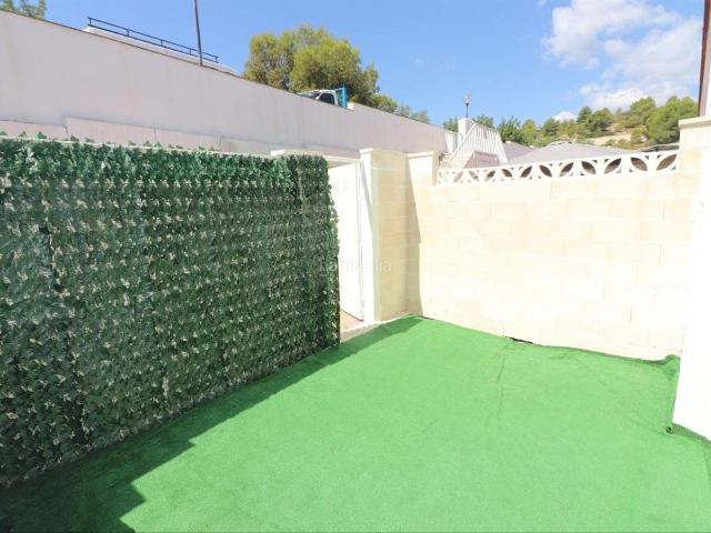 Casa en venta en Alborache. Bonito adosado en urbanización. Casas.