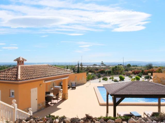 Casa en venta en Albatera. Ubicada al pie de la montaña, en una zona tranquila cerca denbspAlbatera, esta amplia villa ofrece privacidad, naturaleza y comodi. Casas.