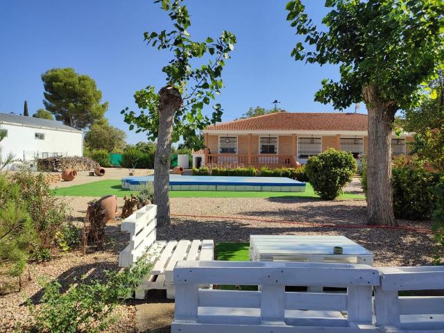 Casa en venta en Albacete, Universidad. Villa de lujo con piscina y gran parcela. Casas.
