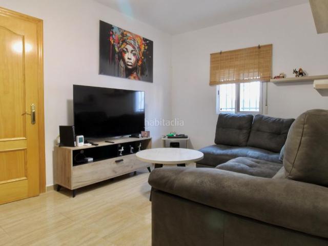 Casa en venta en Albuñol. Casa adosada en esquina con garaje y gran terrazasolárium Lista para entrar a vivir. Casas.