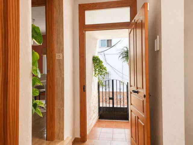 Casa en venta en Albuñol. Gran oportunidad de compra amplia casa con terraza de casi 90 m2, garaje cerrado y vistas espectaculares, a minutos de las playas. Casas.