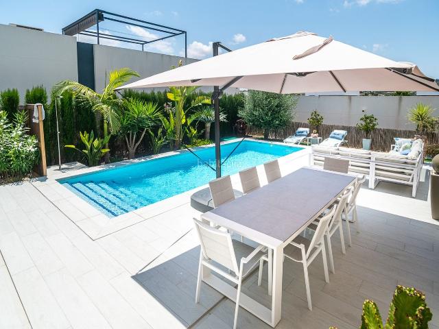 Casa en venta en Algorfa. Descubra esta elegantenbspvilla independientenbspsituada en el prestigioso La Finca Golf Resort, uno de los complejos residenciale. Casas.