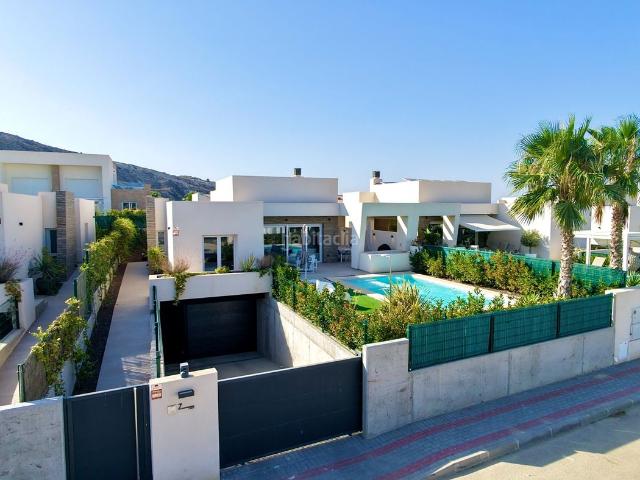 Casa en venta en Algorfa. En el exclusivo residencial Mar Egeo, dentro de La Finca Resort Algorfa, se encuentra esta extraordinaria villa de lujo construida. Casas.