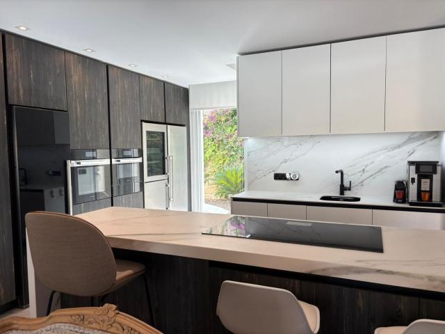 Casa en venta en Algorfa. En un entorno residencial privilegiado, muy cerca de La Finca Golf, esta exclusiva villa ofrece una combinación excepcional de dis. Casas.