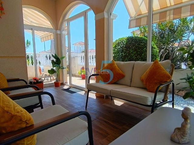 Casa en venta en Algorfa. Fantástica villa independiente de 3 dormitorios orientada al sur, todo en un solo nivel con solarium privado y piscinas comunes, L. Casas.