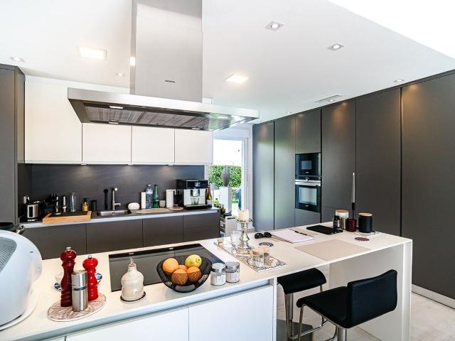 Casa en venta en Algorfa. Nos enorgullece presentar esta exclusiva villa de lujo en el prestigioso La Finca Resort, ubicado en la soleada Costa Blanca Sur. Casas.