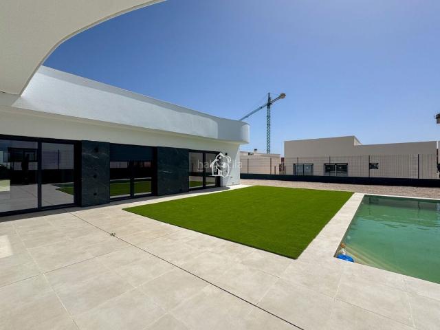 Casa en venta en Algorfa. Para escriturar en julioUbicada en el prestigioso entorno de Ciudad Quesada, esta vivienda ofrece un estilo de vida tranquilo, cóm. Casas.