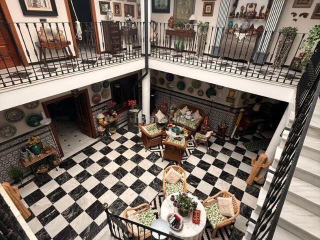 Casa en venta en Algeciras, Casco Antiguo. Casa independiente con patio estilo cordobés y gran garaje en Algeciras. Casas.