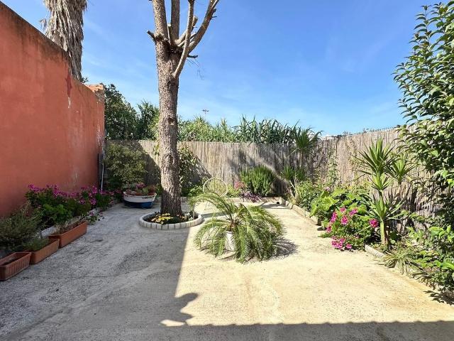 Casa en venta en Algeciras, La Granja La Colina Los Pastores. CASA DE CUATRO HABITACIONES, PATIO, TERRAZA SOLARIUM Y APARCAMIENTO EN ALGECIRAS, ZONA LOS PASTORES. Casas.