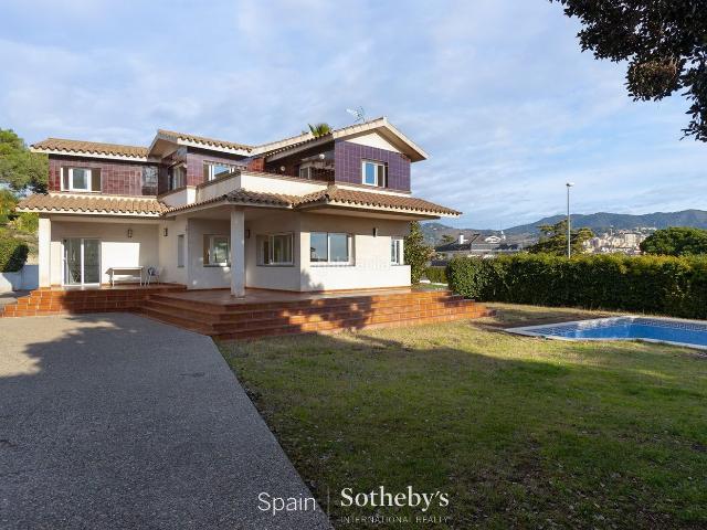 Casa en venta en Alella. Vila de ensueño con magnificas vistas al mar en Can Teixidor. Para reformar a su gusto. Casas.