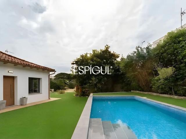 Casa en venta en Alella. Casa a reformar en parcela de 1.100 m en el centro de Alella. Casas.