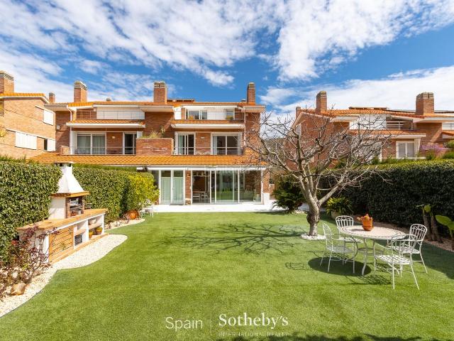 Casa en venta en Alella. Casa en el centro de Alella con ascensor y piscina comunitaria. Casas.
