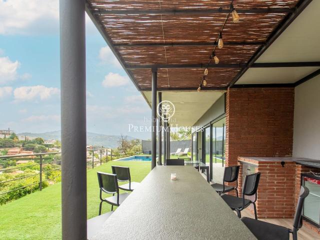 Casa en venta en Alella. Casa en venta con mucha luminosidad y vistas despejadas en Alella. Casas.