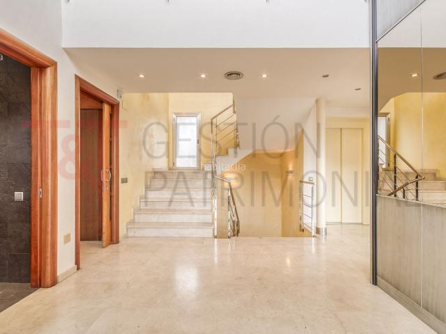 Casa en venta en Alella. Con ascensor y piscina climatizada en el centro. Casas.