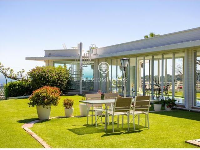 Casa en venta en Alella con espectaculares vistas al mar y a la montaña