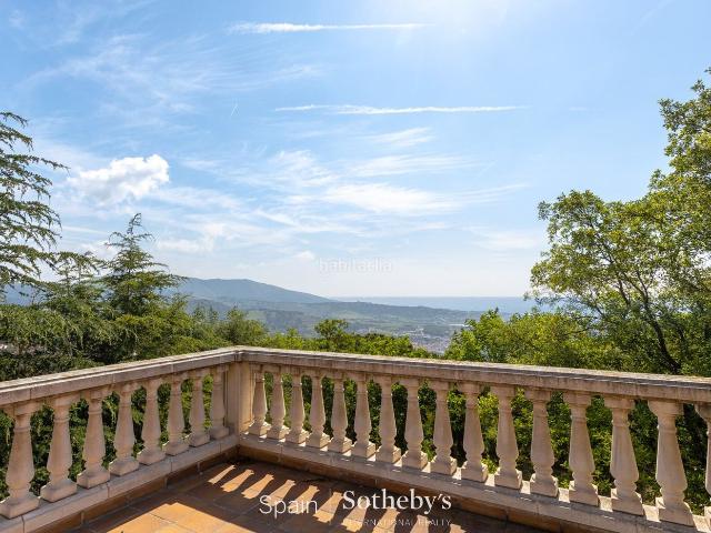 Casa en venta en Alella. Elegante y majestuosa residencia con la mejor vista. Casas.