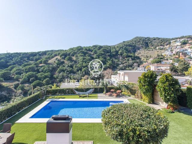 Casa en venta en Alella. Espectacular casa en venta en Alella con piscina y vistas al mar. Casas.
