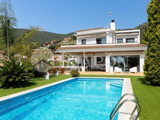 Casa en venta en Alella. Exclusiva villa con jardín, piscina y vistas al mar en Alella. Casas.