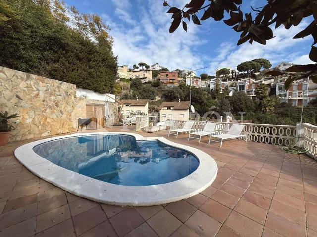 Casa en venta en Alella. Magnífica propiedad con vistas al parque natural. Casas.